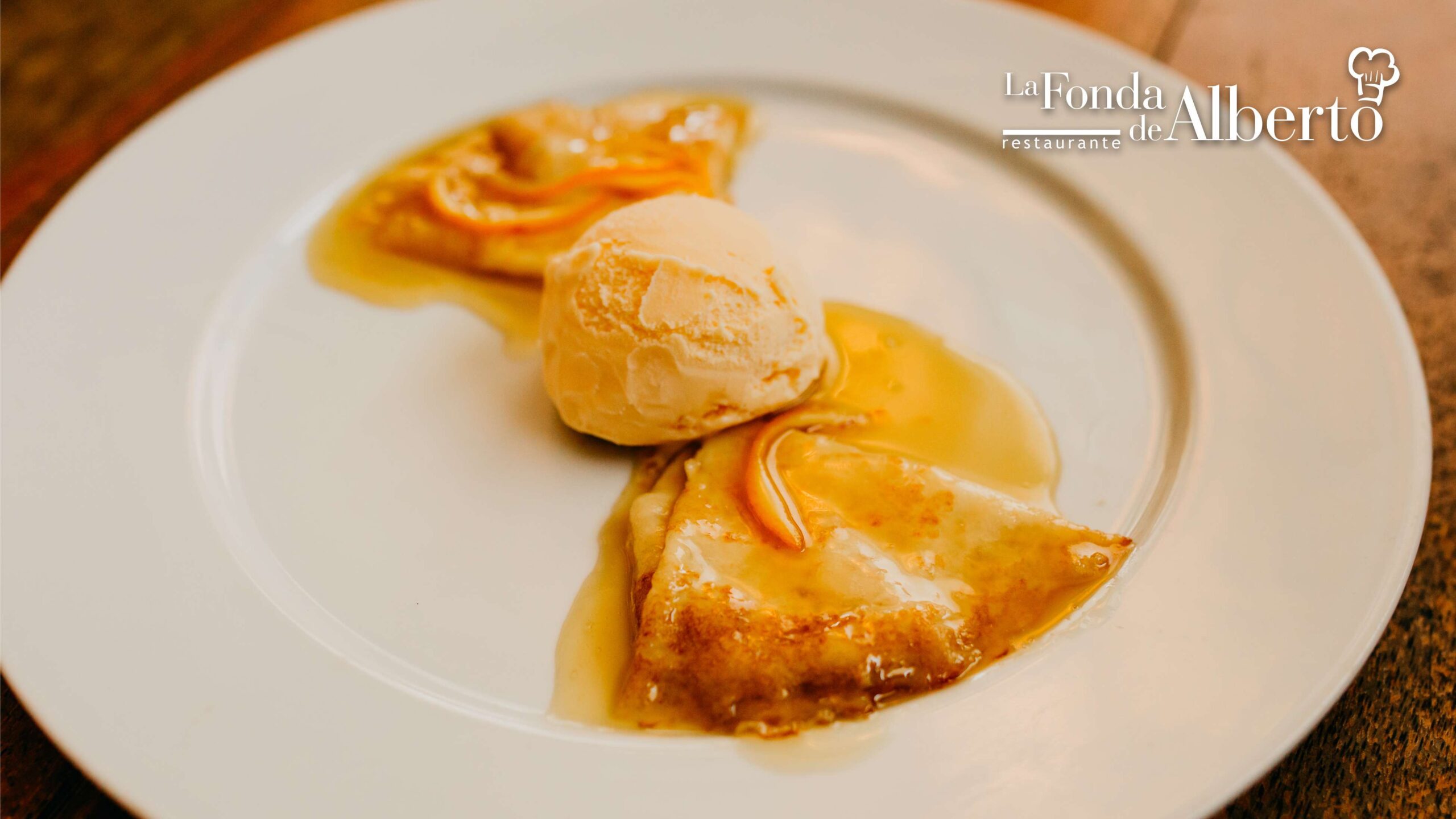 Crepe Suzette con helado artesanal - Restaurante La Fonda de Alberto