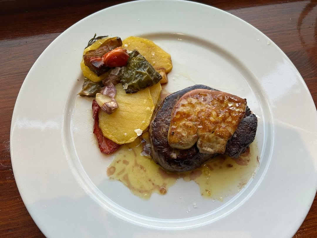 Solomillo de vaca gallega con foie de pato grillé - Restaurante La Fonda de Alberto