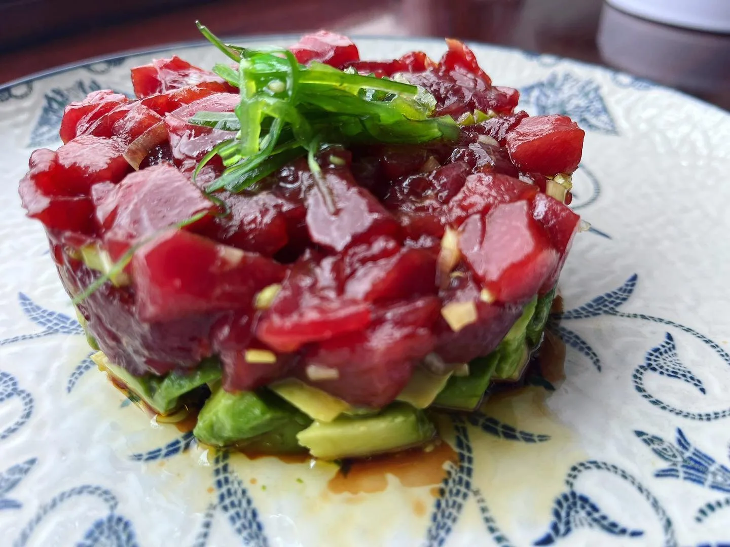 Tartar de atún rojo Fuentes con daditos de aguacate y wakame - Restaurante La Fonda de Alberto