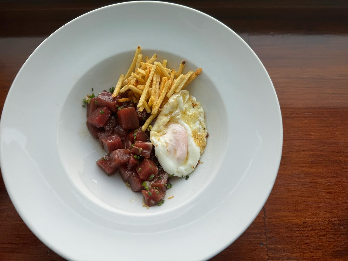 Taquitos de lomo negro de atún con patatas paja y huevo de corral - Restaurante La Fonda de Alberto