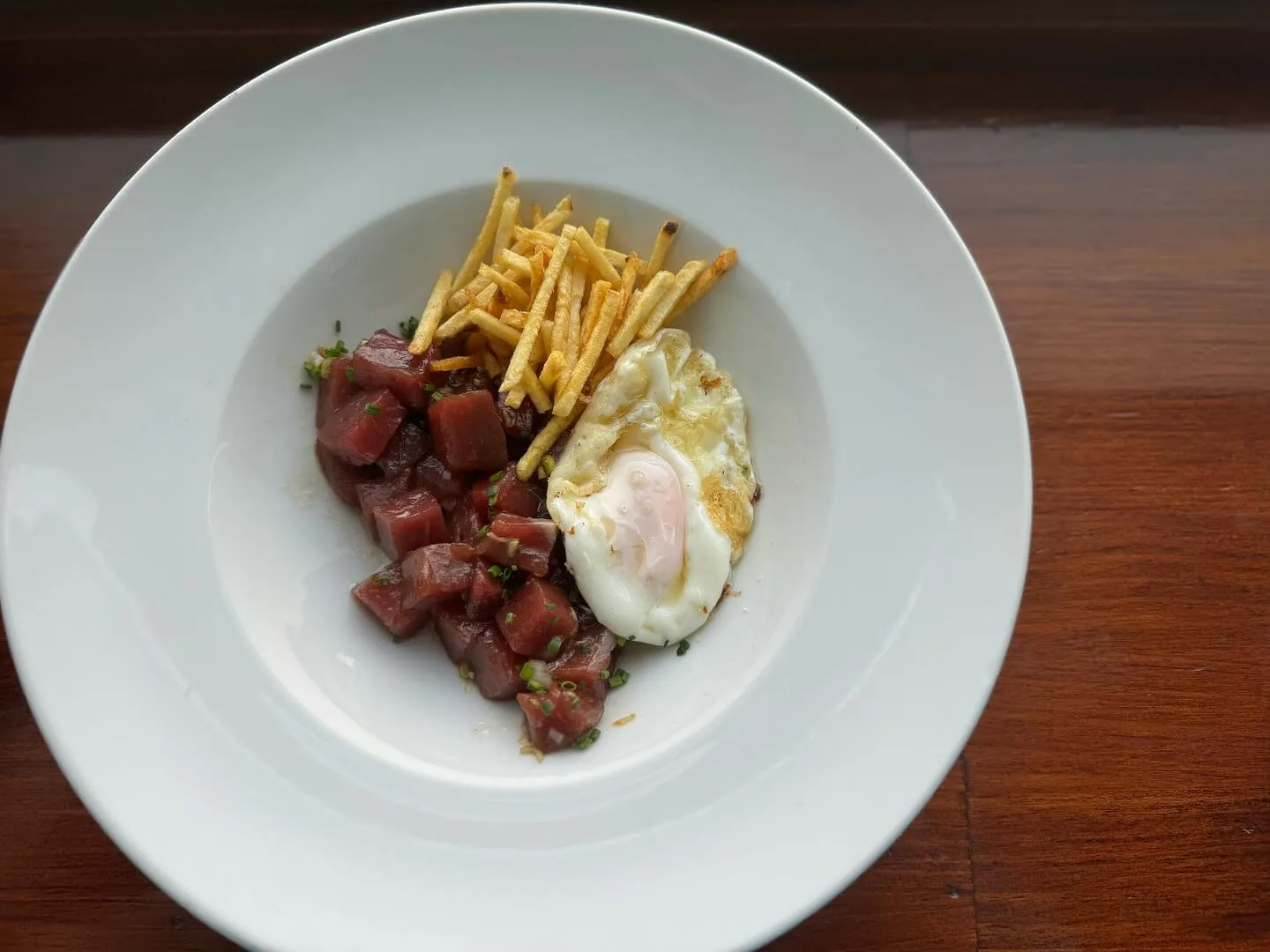 Taquitos de lomo negro de atún con patatas paja y huevo de corral - Restaurante La Fonda de Alberto