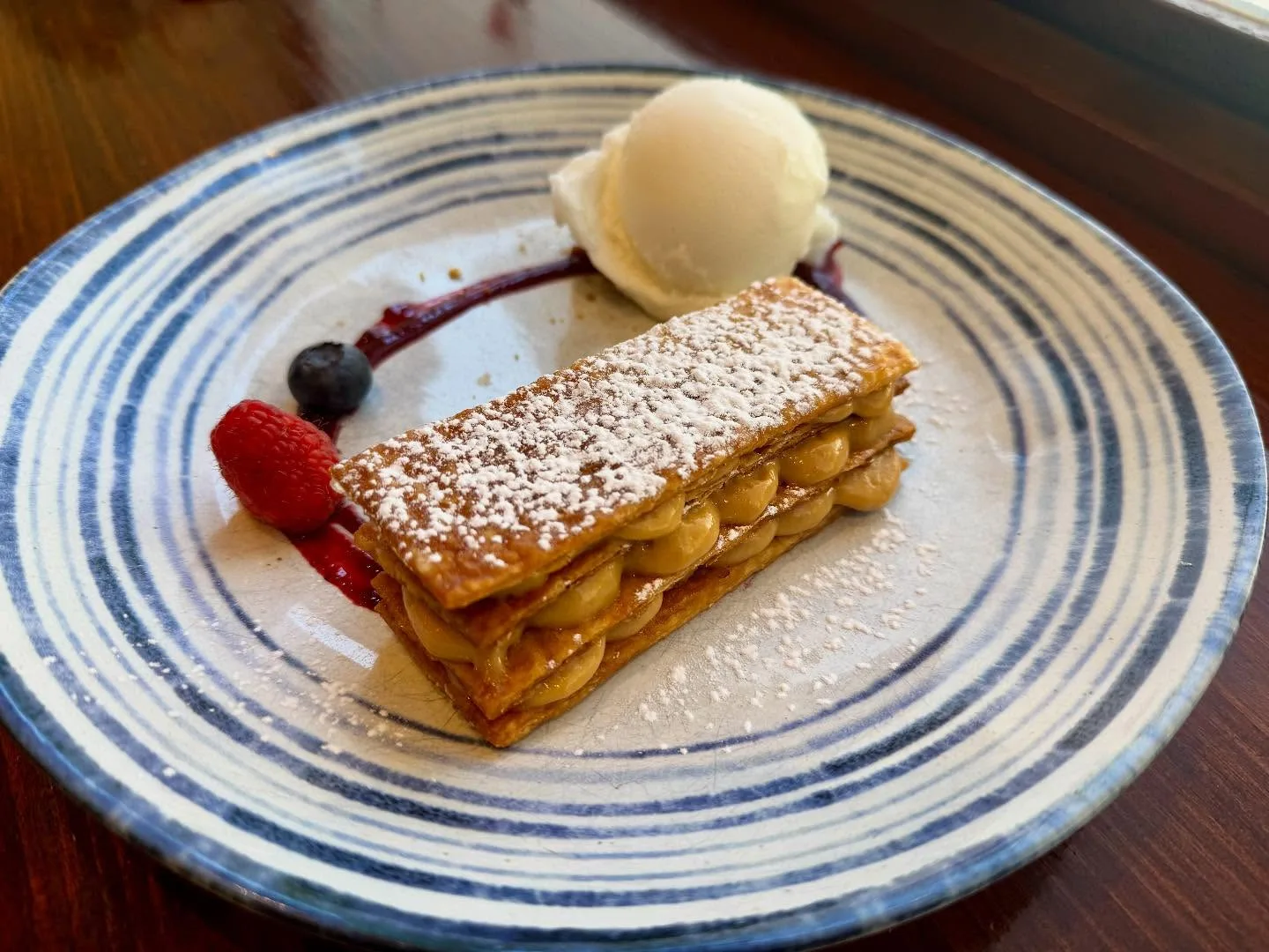 Milhojas de crema de dulce de leche, helado de limón y coulis de frutos rojos - Restaurante La Fonda de Alberto
