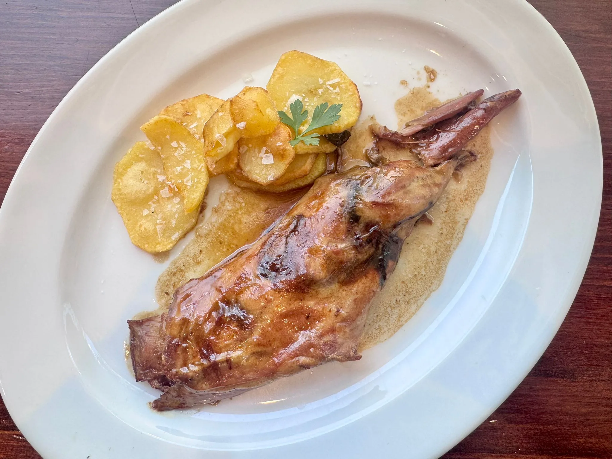 Paletilla de cabrito a baja temperatura deshuesada y patatas panaderas - Restaurante La Fonda de Alberto