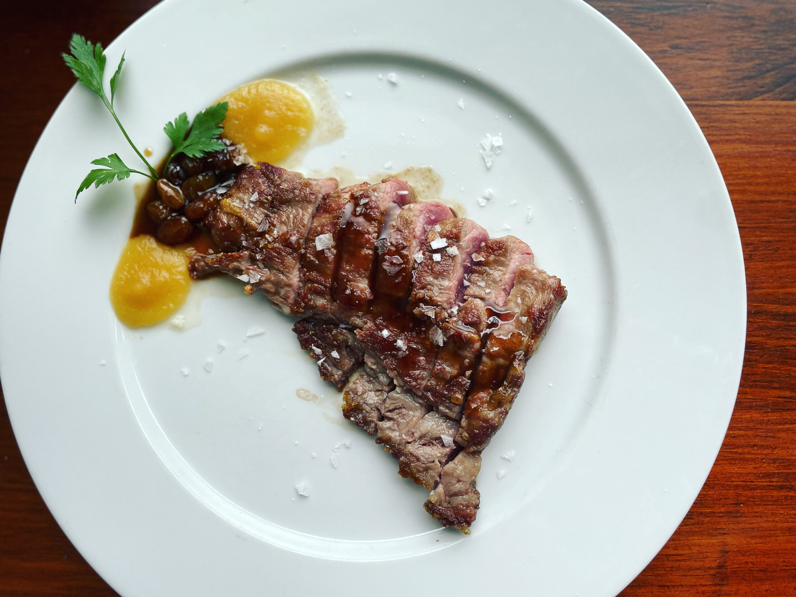 Pluma ibérica braseada con reducción de Pedro Ximenez y toque de manzana verde - Restaurante La Fonda de Alberto