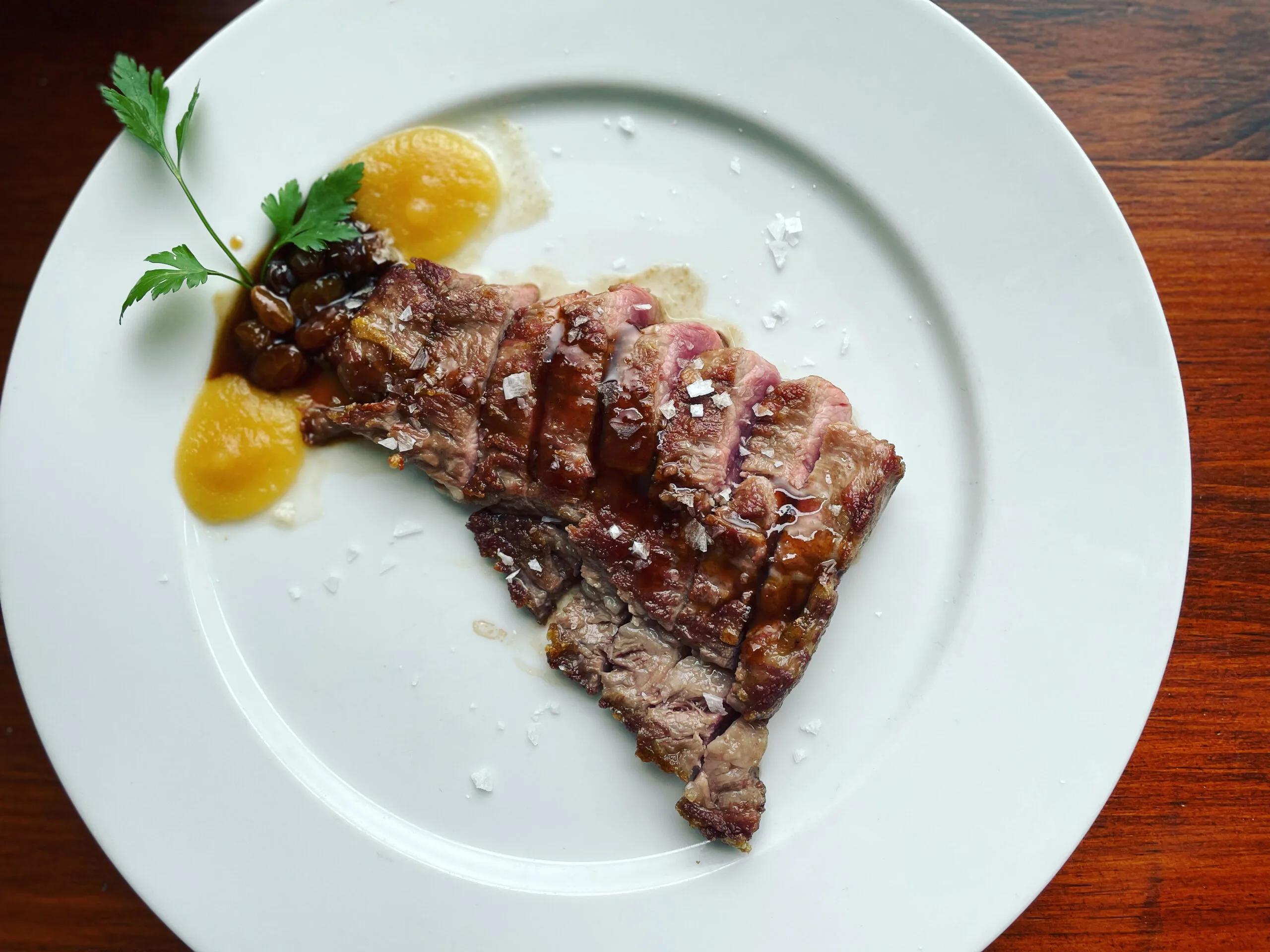 Pluma ibérica braseada con reducción de Pedro Ximenez y toque de manzana verde - Restaurante La Fonda de Alberto